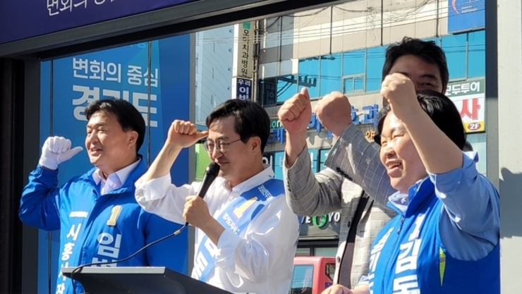 [6·1 지방선거] 민주당 김동연-임병택, 삼미시장에서 합동유세