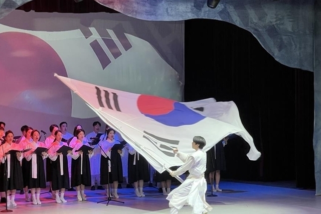'늠내홀 가득 채운 아리랑과 태극기 물결'