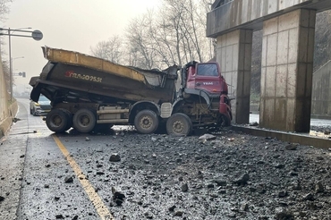 시흥 학미터널서 덤프트럭 단독사고…60대 운전자 숨져