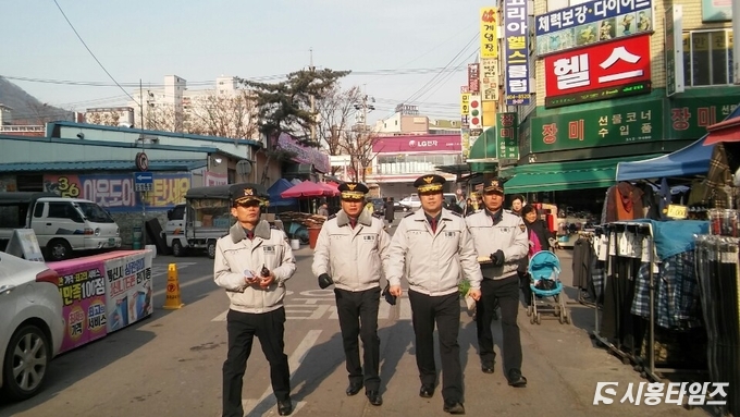 지난 17일 시흥경찰서가 신천동 삼미시장인근에서 일제 검문검색을 벌이고 있다.