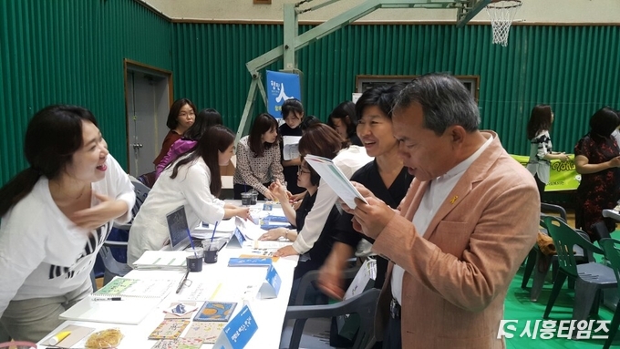 김윤식 시흥시장이 마을학교 교사로 부터 프로그램 설명을 듣고 있다. 김시장은 "지역 사회의 교육자원이 많다"며 "박람회를 통해 더 발굴하고 서로 연대 협력하면 많은 일을 할 수 있을 것" 이라고 말했다.