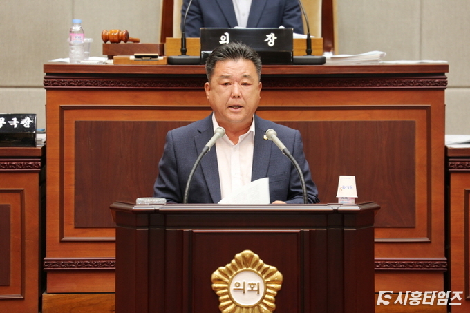 결의안을 대표 발의한 홍원상 부의장(자유한국당, 라선거구)이 제안설명을 하고있다.