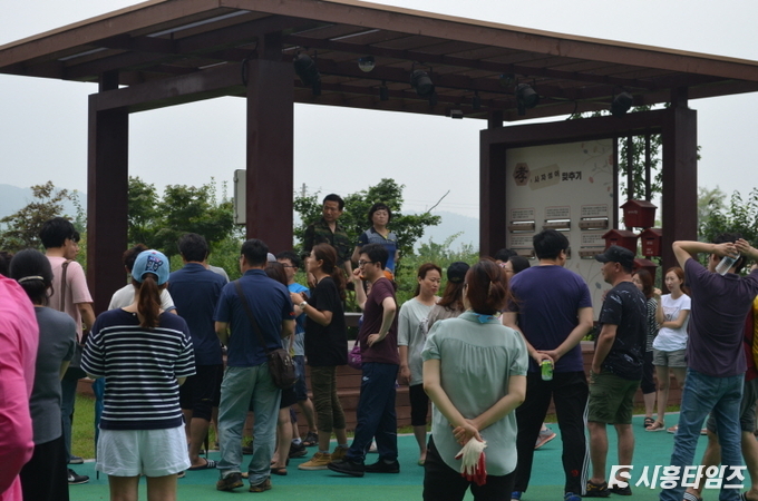 비상근무에 들어간 시흥시 공무원들이 피해가 가장 심한 신천동주민센터 마당에 집결, 복구 배치지시를 기다리고 있다.