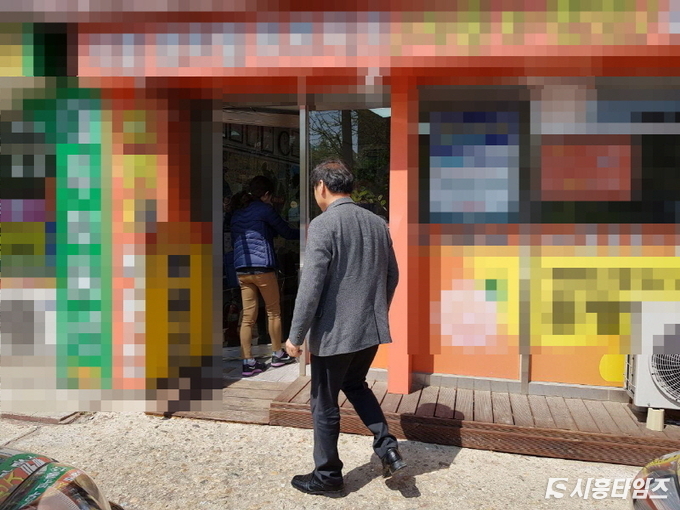 시흥시청 특별사법경찰과 합동단속팀이 관내 중개업소를 출입해 공인중개사법 위반 행위에 대해 조사를 벌이고 있다.