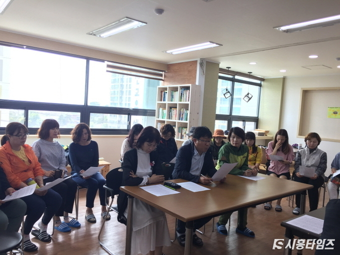 4일 환경단체 관계자와 강사들이 모 지역신문에서 보도한 내용이 사실이 아니라며 강하게 반발, 사과를 요구하는 기자회견을 열고 있다.