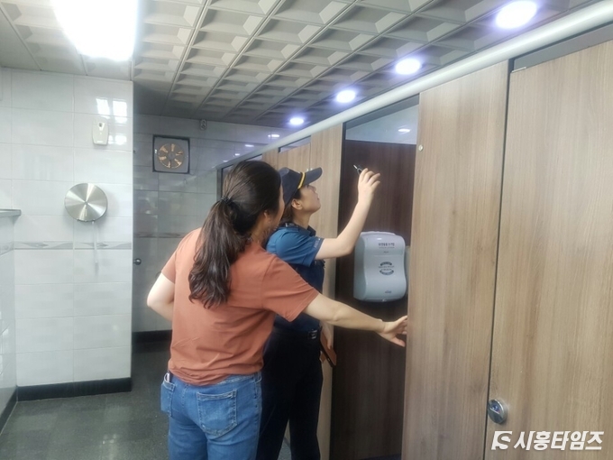 자료사진: 지난 5일 시흥경찰서와 시흥시청의 불법카메라 합동 단속모습