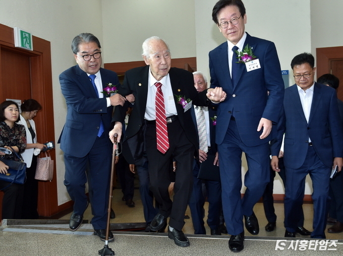 이재정 경기도교육감(사진 좌측)과 이재명 경기도지사(사진 우측)가 광복절행사에 함께 참여했다. 사진제공:경기도교육청