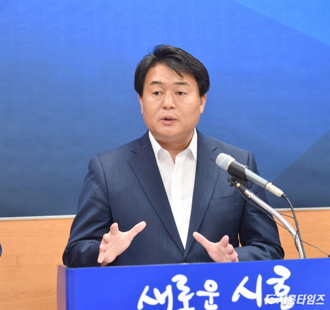 27일 임병택 시흥시장이 취임 50일기자회견을 열어 시정비전과 조직개편안 등을 설명하고 있다.