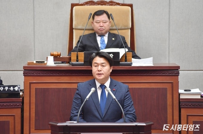 임병택 시흥시장이 30일 열린 시흥시의회 정례회에서 시정연설을 하고 있다.