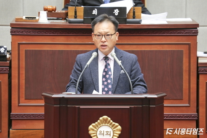지난달 30일, 김창수(더민주, 라선거구) 의원이 서울외곽순환고속도로 명칭 변경 촉구 결의안에 대해 설명하고 있다. 자료제공: 시흥시의회