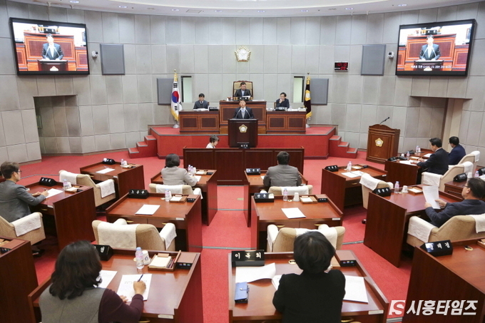 19일 열린 본회의에 더민주 의원들만 출석한 채 회의가 진행되고 있다.