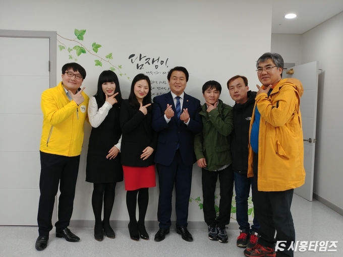 사진 좌측부터 정의당 양범진 수석 부위원장, 김경혜 여성위원장, 정유진 사무국장, 임병택 시장, 김민준 청년위원장, 박재범 운영위원, 정도영 위원장. 자료제공: 정의당 시흥시위원회