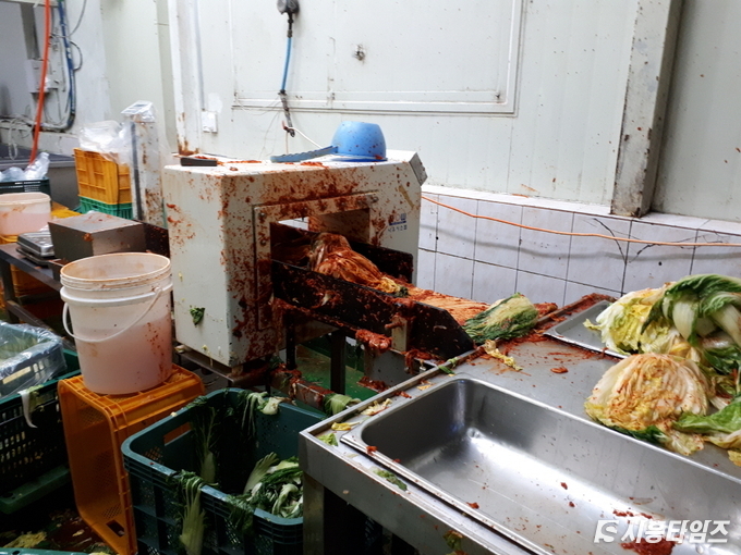 지난해 12월 적발된 비위생적인 학교급식시설 모습