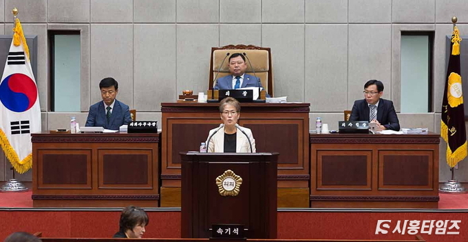 지난 19일 열린 제267회 임시회(제1차 정례회)에서 송미희 의원이 5분 발언을 통해 국도 42호선 우회도로 건설이 호조벌에 미치는 영향에 대해 발언하고 있다.
