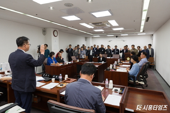 도시환경위원회(김창수, 이복희, 성훈창, 박춘호, 노용수, 오인열 의원)가 지난 20일 행감에 앞서 증인출석 및 선서를 하는 모습이다.(자료제공:시흥시의회)
