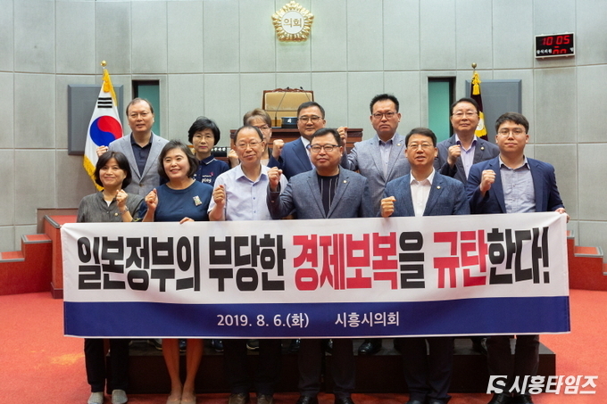 사진 첫째줄 좌측부터 안선희, 오인열, 성훈창, 김태경, 박춘호, 홍헌영, 둘째줄 좌측부터 노용수, 이복희, 송미희, 이상섭, 김창수, 안돈의 의원 순