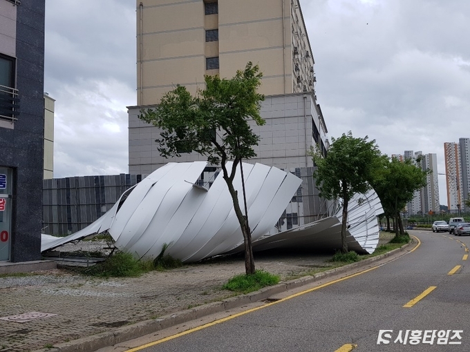 공사장 가림막은 힘없이 무너져 도로에 달리는 차들을 위협했다.
