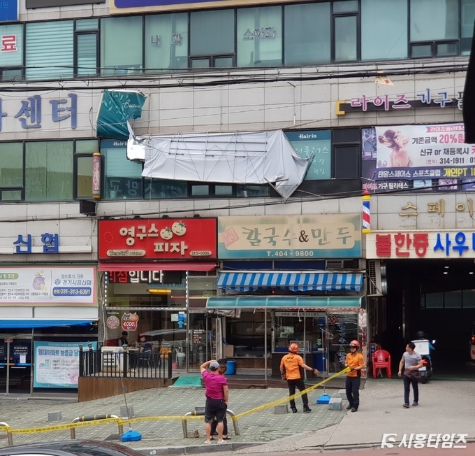 상가의 간판도 강풍을 견디지 못했다.