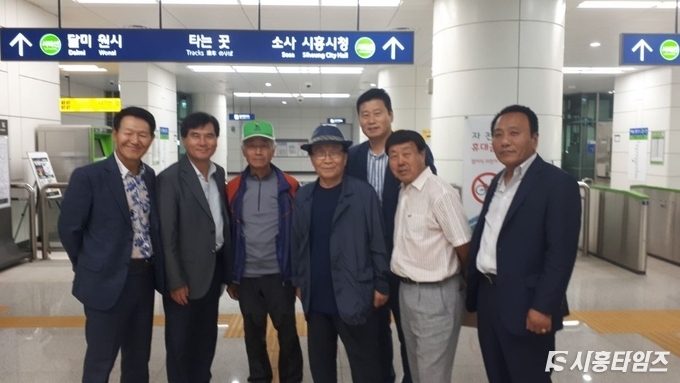 지난 25일 저녁 시흥능곡테마역조성 추진위(사진 오른쪽에서 두번째가 서예식 위원장)가 능곡역을 답사했다.