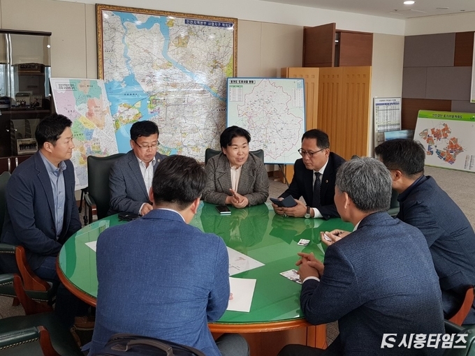 28일 더민주 시흥갑 지역위원회 문정복 지역위원장, 안광률 경기도의원, 장대석 경기도의원, 홍헌영 시흥시의원, 김진경 사무국장 등이 LH인천지역본부를 찾아 택지지구 문제해결에 LH가 적극적으로 나설것을 주문했다.
