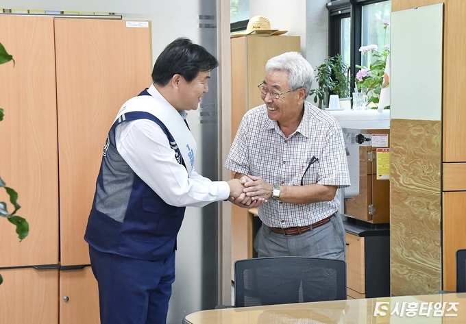 임병택 시흥시장이 지난 9월 30일 정왕4동에서 1일 동장 업무를 수행하고 있다. 자료제공:시흥시