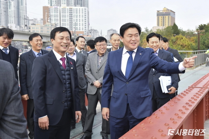 임병택 시흥시장과 이강호 남동구청장이 소래철교에서 이야기를 나누고 있다.