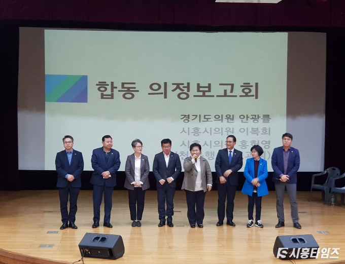 의정보고회에 참석한 의원이 주민들에게 인사하는 모습. 사진좌측 부터 이길호 출마예정자, 김태경 시흥시의회 의장, 장대석 도의원, 문정복 지역위원장, 안광률 도의원, 이복희 시의원, 홍헌영 시의원 순