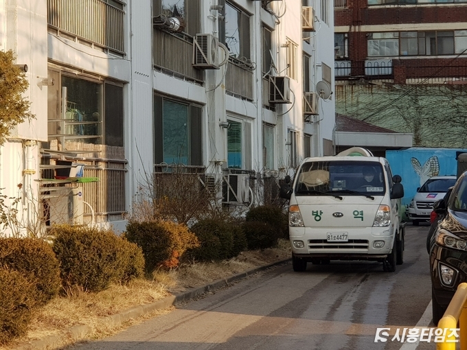 시흥시 보건소 차량이 확진자가 거주한 APT 인근을 방역하고 있다.