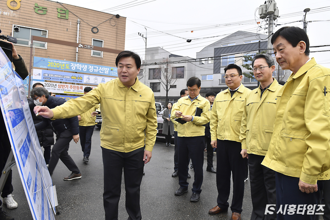 진영 행안부 장관이 13일 시흥시 매화동 천막 시장실을 찾아 관계자를 격려하고, 시민들을 응원했다. 사진 우측 첫번째가 진영 장관