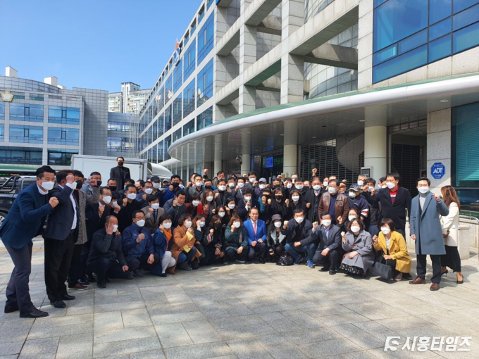 김윤식 전 시흥시장의 지지자 100여명이 출마 기자회견에 함께했다. 자료제공: 김윤식 후보