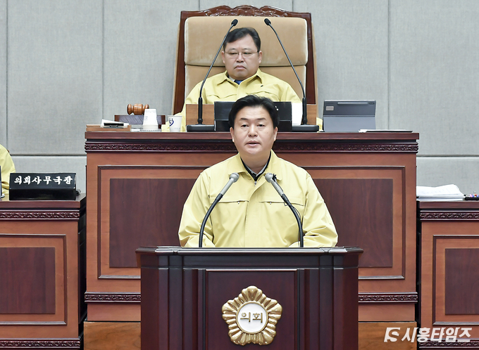 31일 시흥시의회에서 재난기본소득에 대해 설명하고 있는 임병택 시흥시장