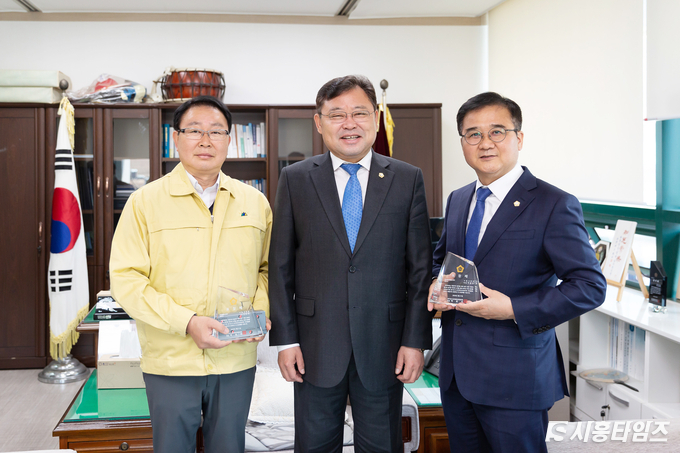 사진 좌측부터 안돈의 시의원, 김태경 의장, 이상섭 시의원