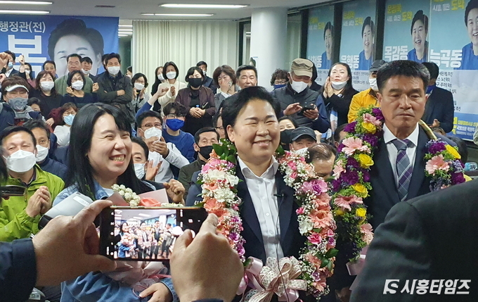 시흥갑 민주당 문정복 후보의 당선이 확실시 되는 가운데 문 후보는 당선소감문을 발표했다.