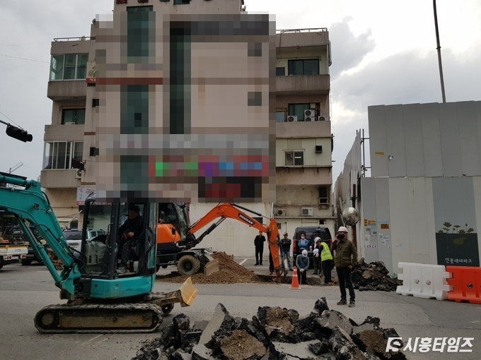 공사현장과 바로 붙은 상가건물에 전기와 가스등을 차단하는 작업이 벌어지고 있다.