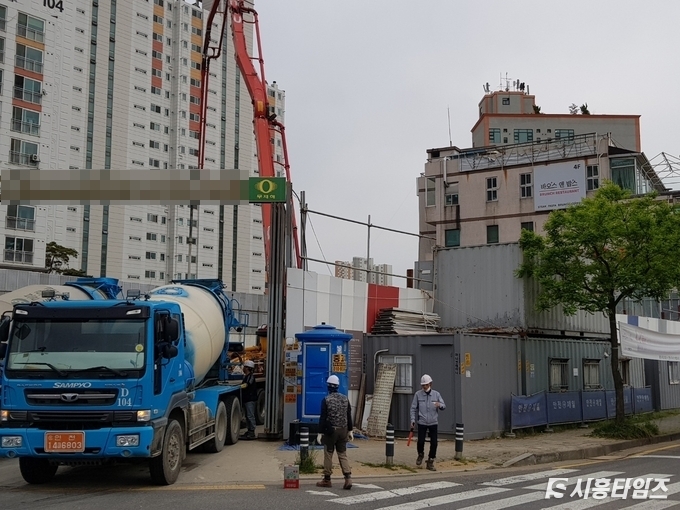 시가 지하층에 긴급히 콘크리트 타설작업을 벌이고 있다.