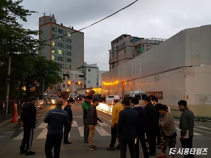이날 저녁 7시경 임병택 시흥시장이 사고 현장을 찾아 주민안전을 최우선으로 대책을 강구하라고 주문했다.
