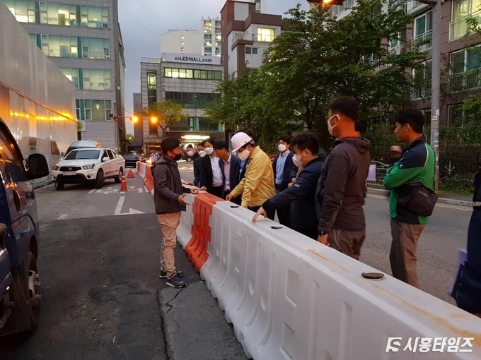 주민들은 임병택 시흥시장에게 그동안 공사현장에 여러가지 위험 조짐이 있었다며 불안감을 호소했다.