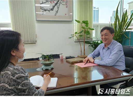 최찬희 시흥예총 회장과 인터뷰. (글, 사진: 박경애 문화예술전문기자)