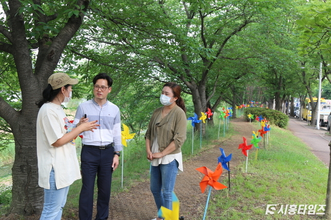 시흥천 환경지킴이 대표 김성미씨와 부대표 임경미씨의 인터뷰 모습. 글:우동완 편집장, 사진:박소영 기자