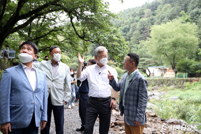 청정계곡만들기를 위해 가평 용추계곡을 찾은 이재명 경기도지사