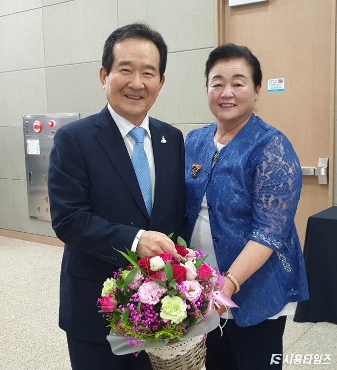 사진 좌측 정세균 총리, 우측 이순자씨