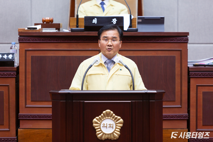 제안설명 중인 이상섭 자치행정위원장