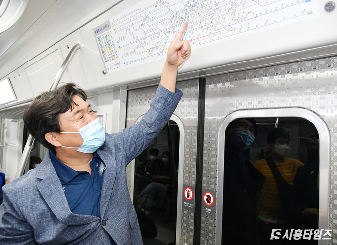노선표를 보고 있는 임병택 시흥시장