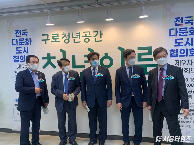 사진 왼쪽부터 정헌율 익산시장, 이성 구로구청장, 임병택 시흥시장, 채현일 영등포구청장, 이진찬 안산시 부시장