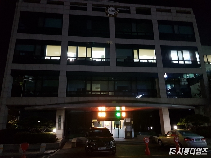 지난 20일 저녁 늦게까지 회의 중인 시흥시의회 모습