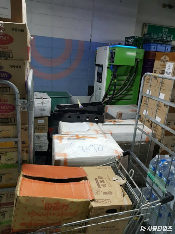 전기차 충전구역에 물건이 불법 적치된 모습