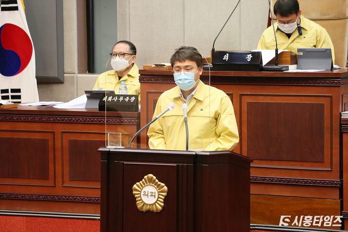 지난 25일 예결특위 위원장에 선출된 홍헌영 시의원(더불어민주당, 시흥가선거구)
