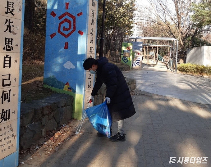희망나눔 일자리를 통해 첫 사회생활을 하고 있는 아들의 모습.