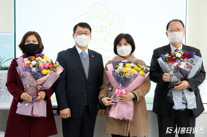 사진 왼쪽부터 이금재 부의장, 박춘호 의장, 안선희 시의원, 성훈창 시의원 순