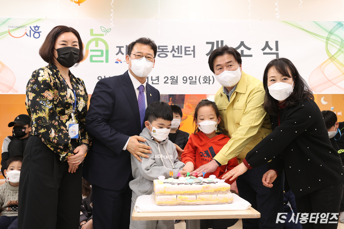 사진 왼쪽 두번째가 박춘호 시의장. 자료제공: 시흥시의회